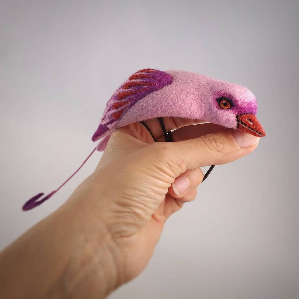 Арт-шляпка в виде розовой райской птички